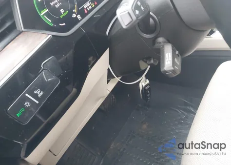 2019 Audi E-Tron Premium Plus z USA, uszkodzony, nr VIN WA1VAAGE1KB024075